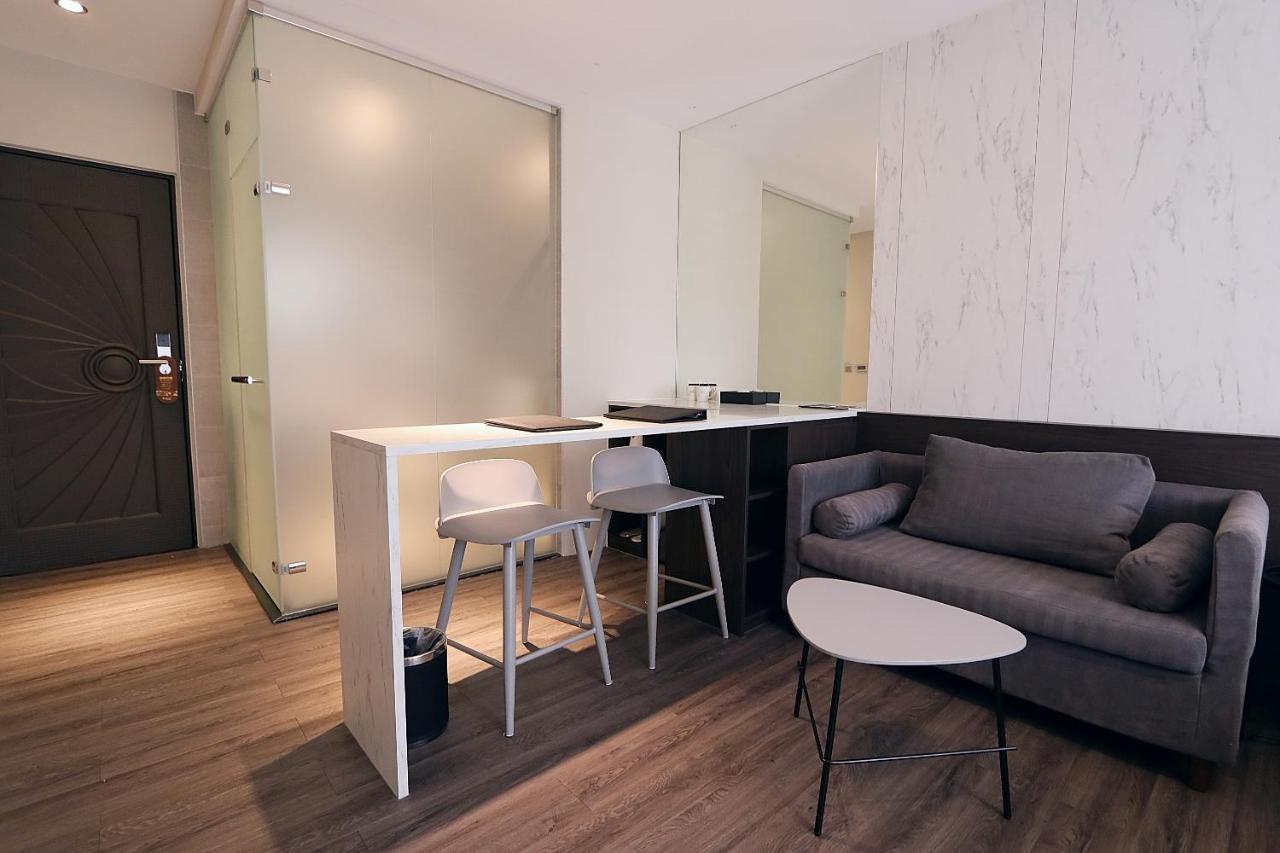 Hotel Hesper Hsr Taichung Exteriör bild