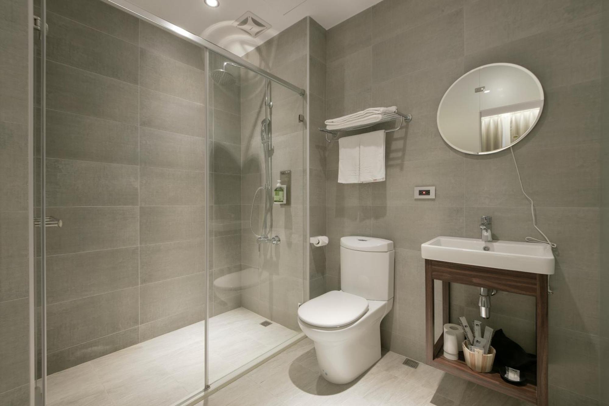 Hotel Hesper Hsr Taichung Exteriör bild