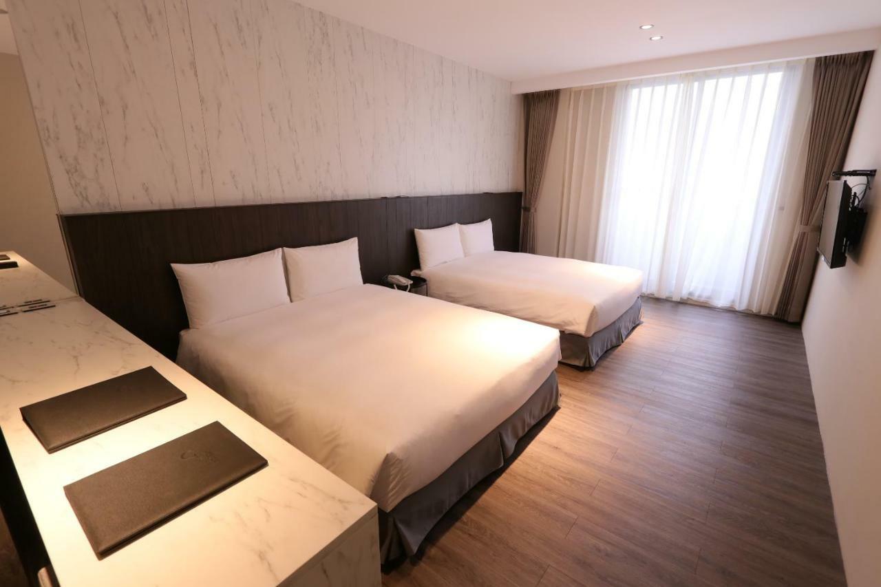 Hotel Hesper Hsr Taichung Exteriör bild